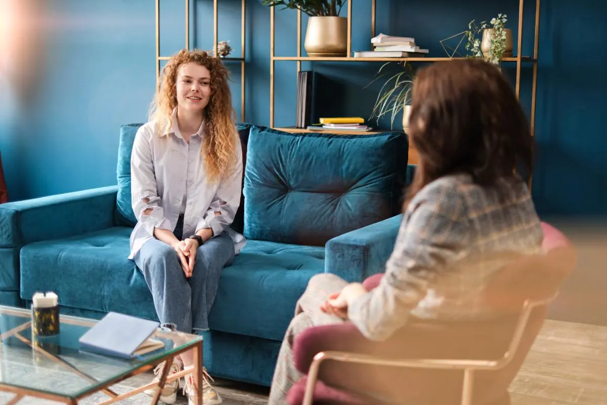 female therapist explaining the 5 benefits of sleeping pill addiction treatment to a young woman