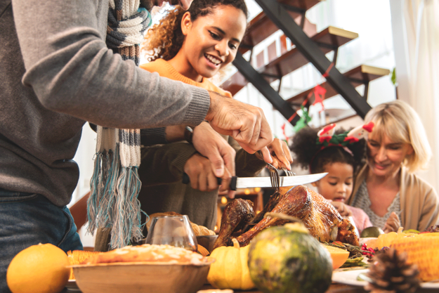 3-Tips-How-to-Maintain-a-Sober-Thanksgiving friends and family enjoy a sober substance free thanksgiving together