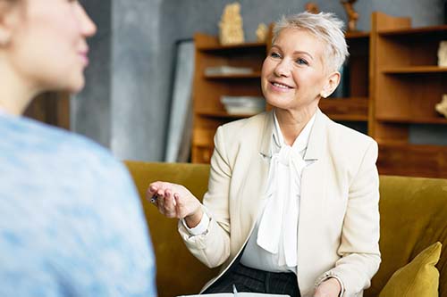 female therapist explaining fentanyl addiction treatment to client