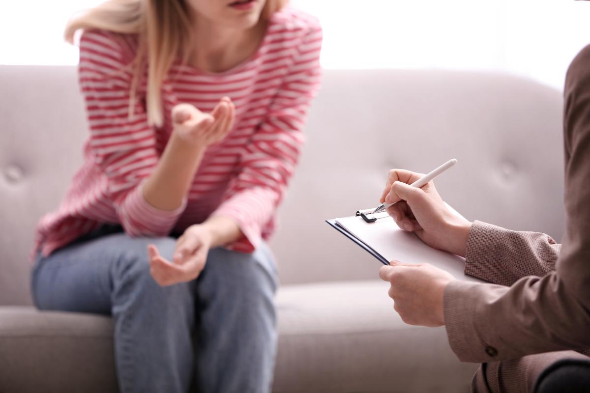 5 Benefits of Atavin Addiction Treatment therapist explaining the 5 benefits of ativan addiction treatment