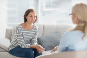 woman talks with therapist about dual diagnosis treatment for women in denver